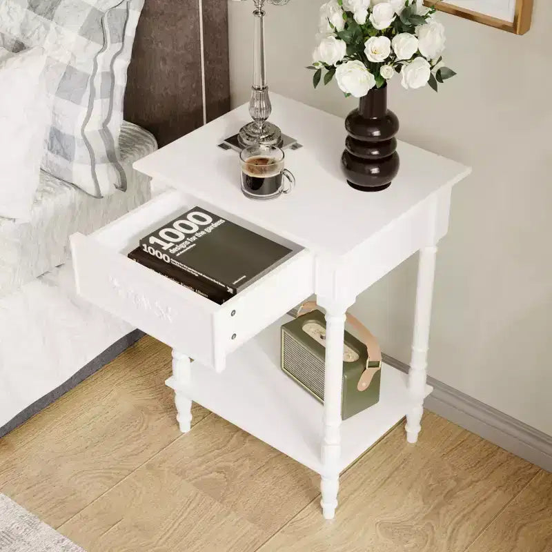 Table de chevet chic blanche/noire avec tiroir et étagère inférieure, table d'appoint : Rangement élégant pour chambre à coucher, table de chevet avec tiroir