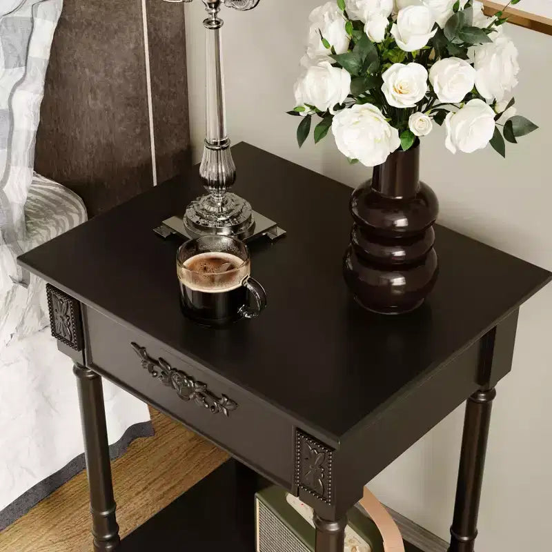 Table de chevet chic blanche/noire avec tiroir et étagère inférieure, table d'appoint : Rangement élégant pour chambre à coucher, table de chevet avec tiroir