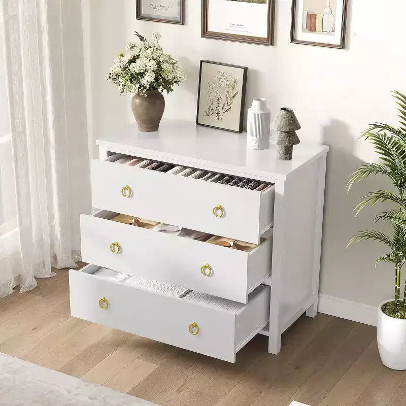 Commode avec poignées rondes, 3 tiroirs plats blancs, ferrures exquises, petite armoire de rangement à côté du lit dans la chambre.