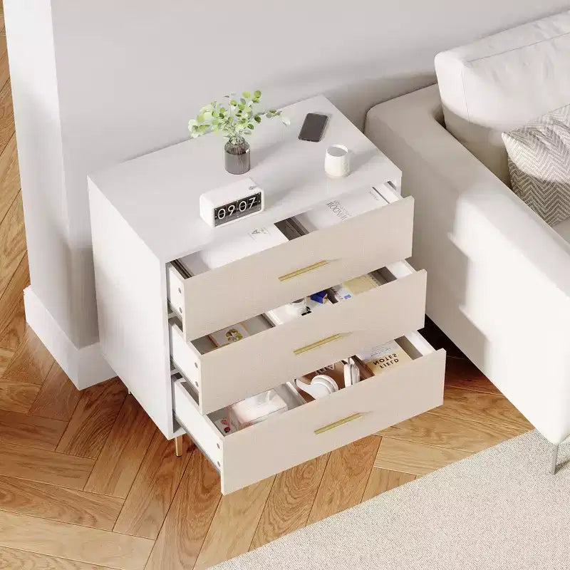Table de chevet moderne avec pieds dorés - Table de chevet à 3 tiroirs avec finition lin, design étroit pour petits espaces, commode de chambre blanche et dorée