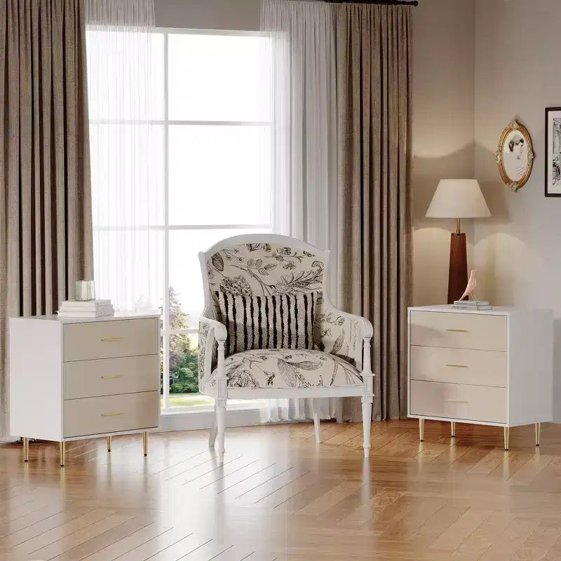 Table de chevet moderne avec pieds dorés - Table de chevet à 3 tiroirs avec finition lin, design étroit pour petits espaces, commode de chambre blanche et dorée