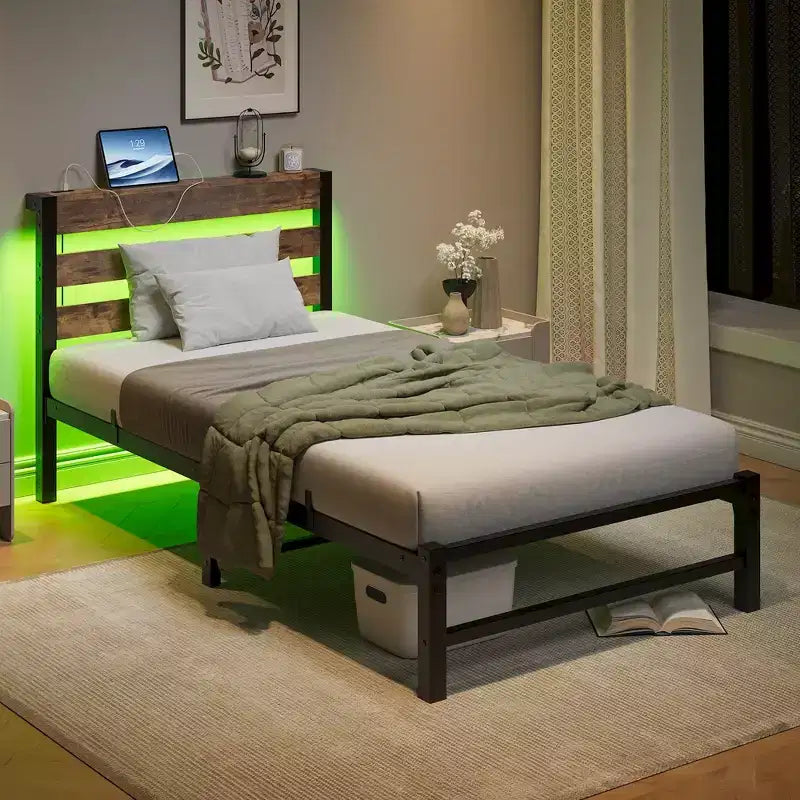 Cadre de lit plateforme moderne en métal et bois avec tête de lit de rangement, lumières RVB et station de recharge