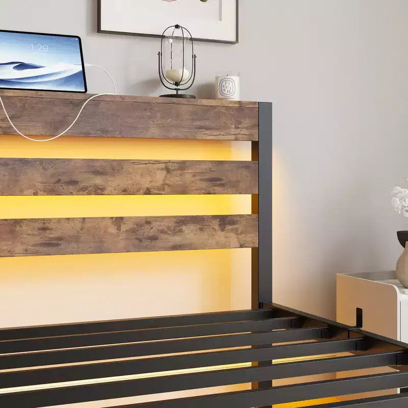 Cadre de lit plateforme moderne en métal et bois avec tête de lit de rangement, lumières RVB et station de recharge