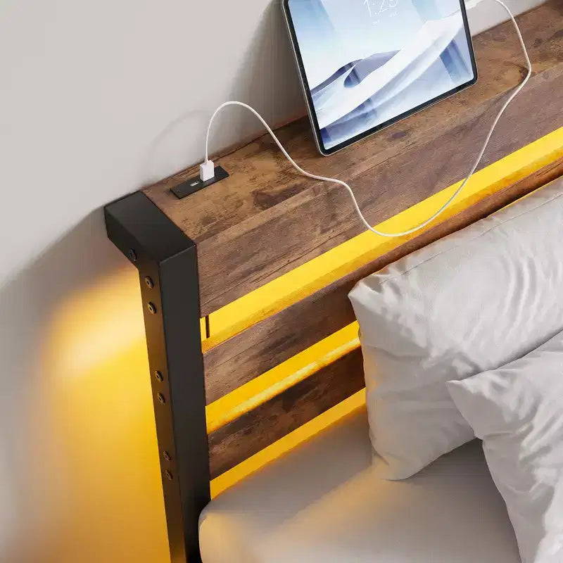 Cadre de lit plateforme moderne en métal et bois avec tête de lit de rangement, lumières RVB et station de recharge