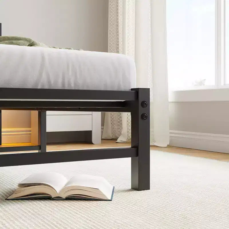 Cadre de lit plateforme moderne en métal et bois avec tête de lit de rangement, lumières RVB et station de recharge