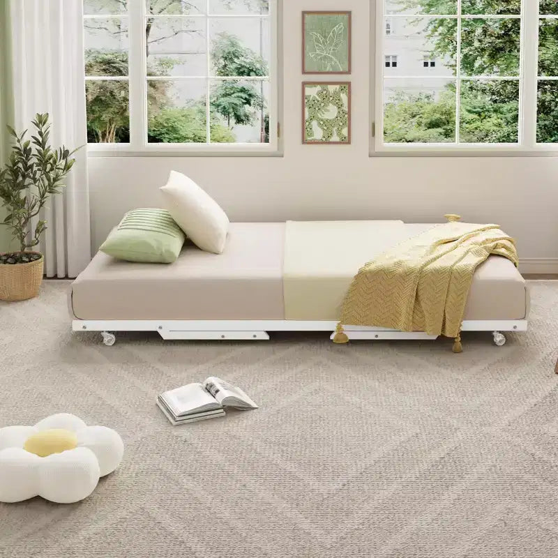 Cadre de lit gigogne une place avec roulettes verrouillables, design escamotable, support à lattes en acier, lit plateforme silencieux, solution peu encombrante